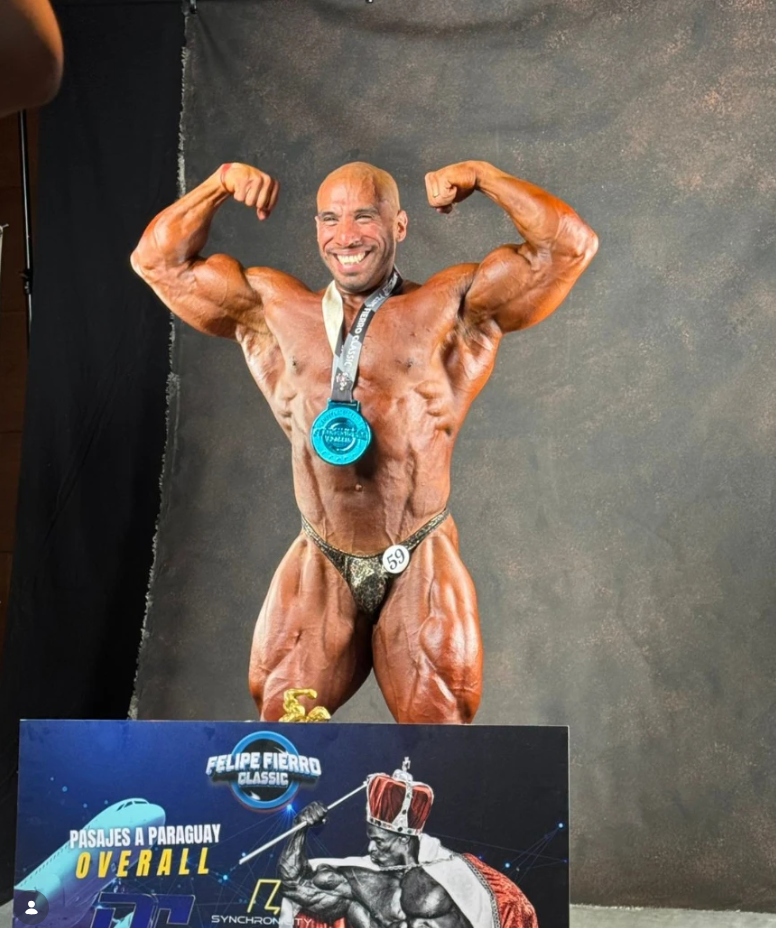 Víctor Paredes con medalla de competencia